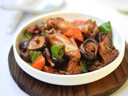Gà kho nấm đậm đà ngon cơm