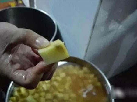 Đến ra mắt, cô gái hết hồn vì nhà người yêu ở bẩn: bát đang ngâm vớt ra ăn tiếp, toilet không cọ bao giờ