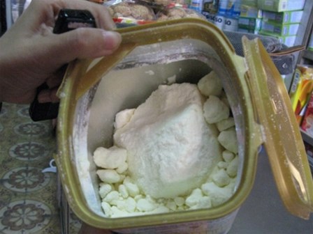 Bảo quản không đúng cách, sữa tiền triệu không vứt đi con uống cũng nguy hiểm tính mạng