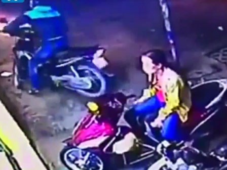 Chỉ ngồi trên xe máy, người phụ nữ khoác áo vàng cũng bị chỉ trích