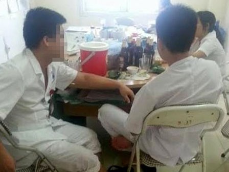 Hòa Bình: 4 bác sĩ, điều dưỡng nhậu mực bia trong giờ làm