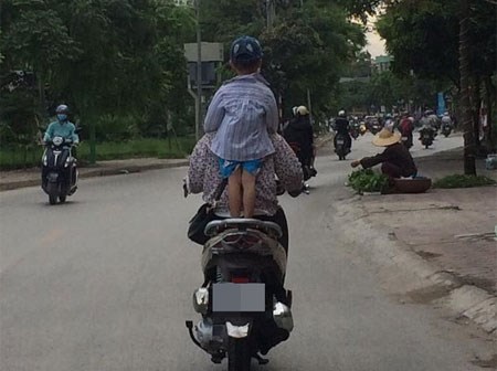 Hình ảnh nguy hiểm trên phố Hà Nội và ánh mắt của người mẹ khiến dân mạng bức xúc