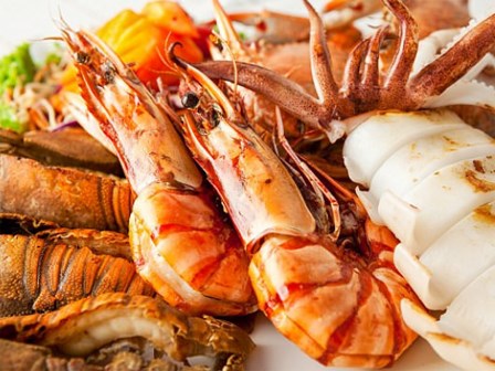 Vỡ bàng quang vì nôn quá nhiều khi ngộ độc hải sản