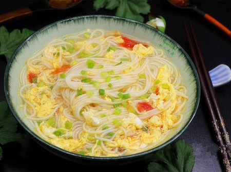 Nấu mì trứng cà chua cho bữa sáng siêu tốc ai cũng khen ngon