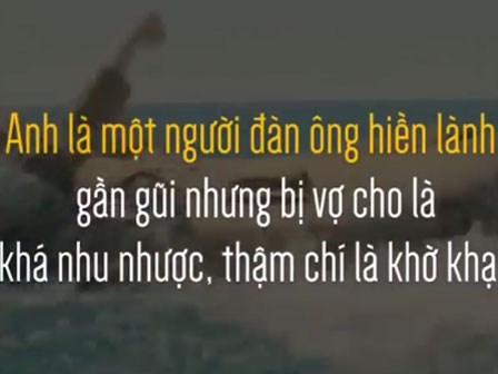 Thấy cá mập, chồng đẩy vợ xuống biển rồi bơi đi thật xa