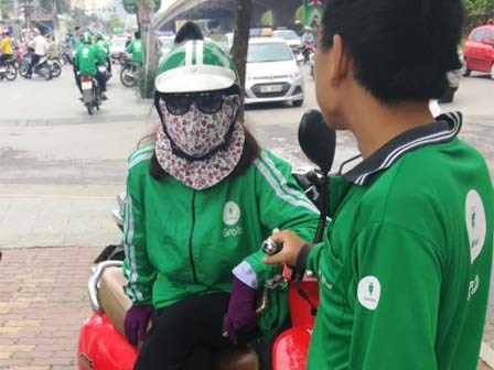 GrabBike: Người ngày đêm cày cuốc, kẻ bán áo 