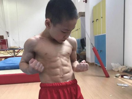 Cậu bé 7 tuổi gây bất ngờ khi sở hữu cơ bụng 8 múi