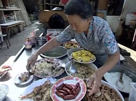 Cháu gái dắt người yêu thành phố về quê ra mắt, bà hì hụi vào bếp nấu ăn, chàng trai không thèm đụng đũa vì...