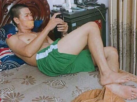 Gia đình đáng yêu nhất quả đất: Bố mẹ dỗi nhau, mẹ chê bố nói nhiều, bố tự dán băng dính vào miệng!