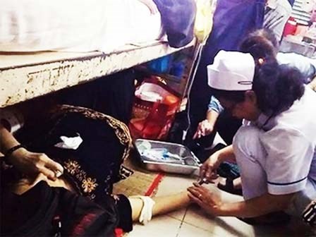 Sự thật vụ nữ điều dưỡng bệnh viện Ung Bướu tiêm thuốc cho bệnh nhân dưới sàn nhà
