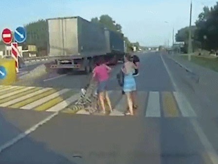 Mẹ bất cẩn, xe nôi chở em bé suýt bị xe tải 