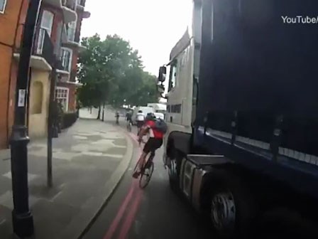 Clip: Khoảnh khắc thót tim khi người đi xe đạp suýt bị xe tải đè bẹp