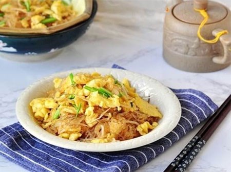 Miến xào trứng làm siêu nhanh cho bữa sáng