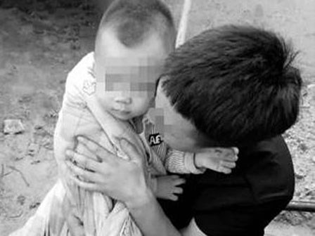 Bé 5 tuổi bị bắt cóc ngay khi đang ngủ cùng bố mẹ trong nhà
