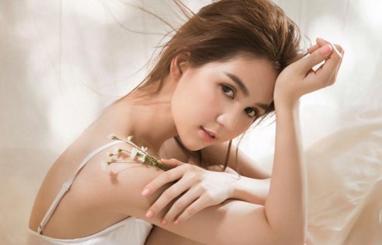 Sau loạt ảnh sexy gây tranh cãi, Ngọc Trinh khoe nét đẹp đáng yêu