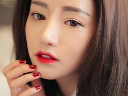 Bạn thì bỏ ra tiền triệu mua son xịn còn tôi chỉ dùng loại củ này để môi đỏ hồng tự nhiên nhé!