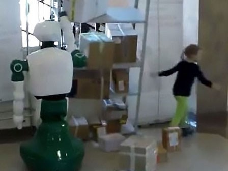 Thấy bé gái sắp bị cả chiếc kệ đổ đè lên người, con robot vô tri lao tới dùng tay cứu giúp dù không được lập trình