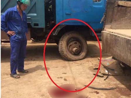 Lốp xe tải nổ tung khi đang bơm, bé trai bị hất bay khỏi vòng tay mẹ-1