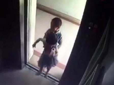 Bé trai 5 tuổi nhấn tầng 18 rồi bế em gái 2 tuổi vào trong thang máy, bi kịch thương tâm đã xảy ra