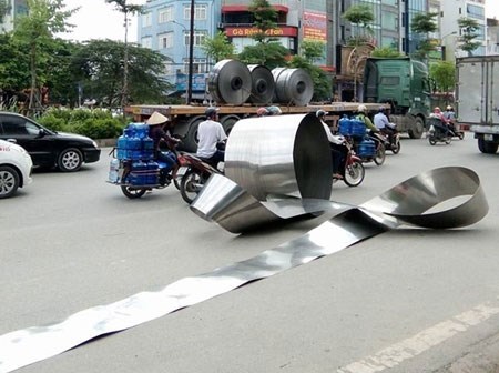 Hà Nội: Cuộn inox nặng hơn 5 tấn bất ngờ rơi xuống đường, nhiều người hốt hoảng bỏ chạy