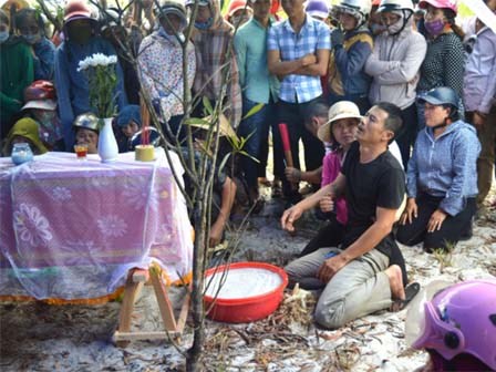 Người thân khóc ngất bên quan tài bé trai mất tích ở Quảng Bình