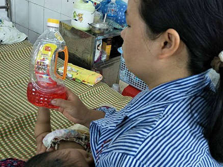 Nghi uống nhầm xăng thừa trong chai, bé gái 1 tuổi tử vong-2