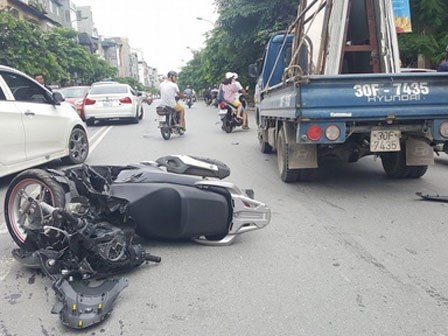 Nam thanh niên đi xe SH bất ngờ tông trực diện xe tải