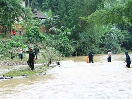 Vụ 4 người trong gia đình bị lũ cuốn: Tìm thấy thi thể cháu bé