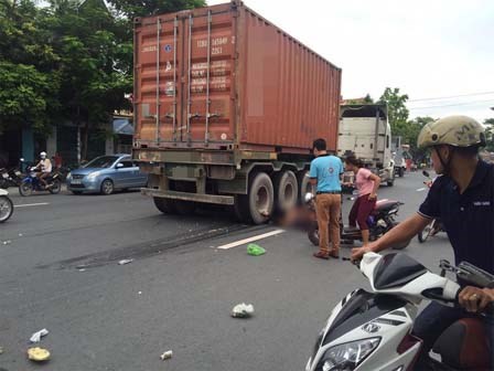 Thai phụ tử vong thương tâm dưới bánh xe container