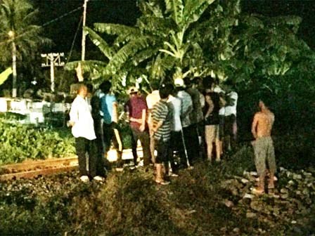 Thanh niên 9X bịt mắt đứng giữa đường ray cho tàu hỏa tông