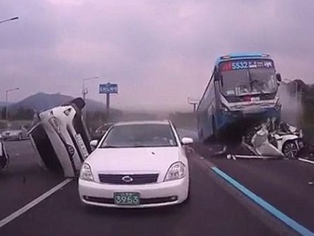 Hàn Quốc: Tài xế ngủ gật gây tai nạn liên hoàn, 18 người thương vong