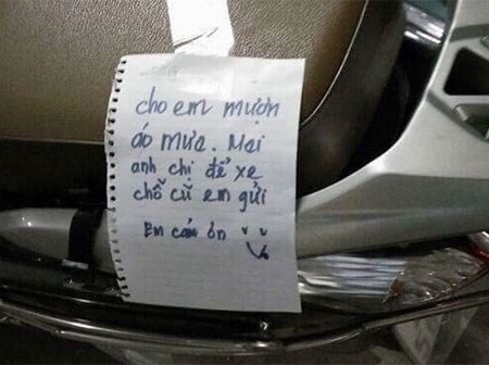 Lấy áo mưa để lại lời nhắn sẽ trả: Hành động đúng hay sai?