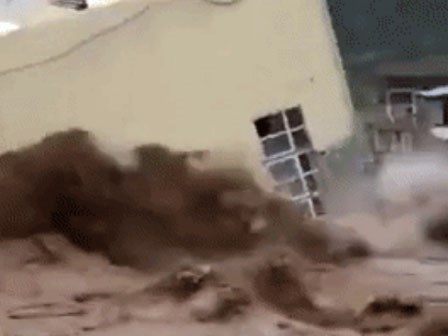 Mưa dầm dề vài ngày, cả căn nhà 5 tầng trôi ngay xuống sông chỉ trong tích tắc