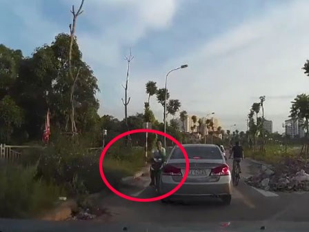 Vừa đi xe máy vừa nhắn tin, quệt vào ô tô suýt gây họa