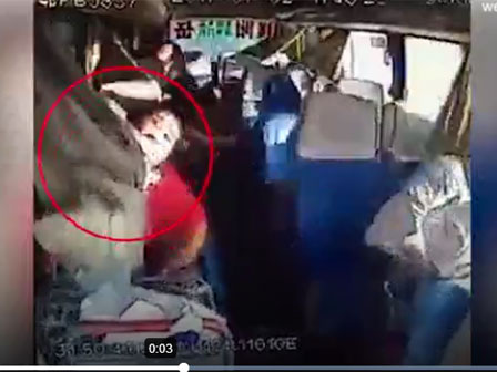 Tài xế mất lái khi lùi xuống dốc khiến xe lật ngửa giữa đường-1