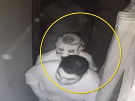 Đi chơi nhà ma, anh trai tưởng đang nắm tay và ra sức bảo vệ em gái, nhưng đến khi quay lại thì...