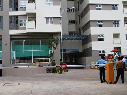 Người phụ nữ dùng chân để nhấn nút thang máy-1