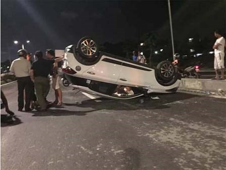 Đập cửa cứu cả gia đình ra khỏi ô tô nằm 