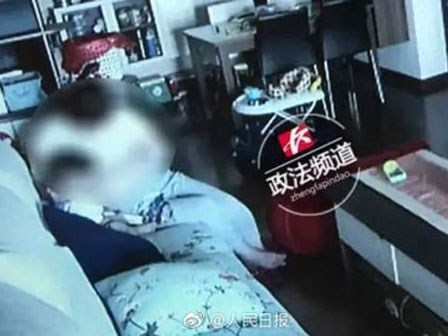 Bố mẹ sốc nặng khi phát hiện giúp việc tát liên tiếp, dùng cây lau nhà lau mặt con