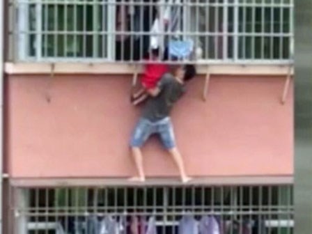 Mạo hiểm cứu bé trai treo lủng lẳng ở cửa sổ nhà cao tầng
