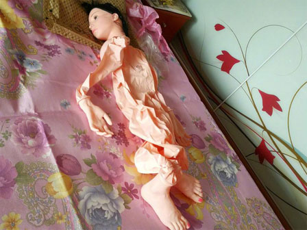 Kỷ niệm ngày cưới chồng mua giày qua mạng tặng, mở ra vợ chết sững khi thấy vật lạ ở trong-4