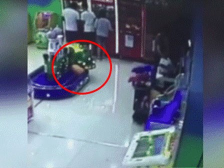Tha thẩn chơi một mình trong khu vui chơi trẻ em, cậu bé 2 tuổi bị tàu hoả cán chết mà không ai hay biết