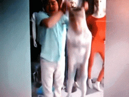 Đón con tan học trời mưa, ông bố bá đạo nghĩ ra cách chống ướt quá đáng yêu gây bão MXH-4