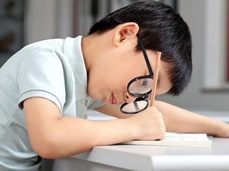 Bị tật cận thị không nên ngồi bàn đầu