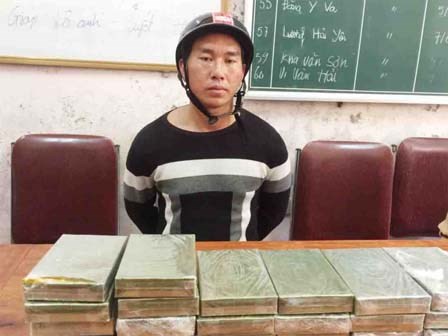 Cảnh sát mai phục bắt gã trai vận chuyển 20 bánh heroin