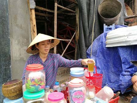 Con gái chủ quán trà đá: “Mẹ tôi suy sụp vì quán bị đóng cửa, sẽ làm đơn yêu cầu salon tóc bồi thường”