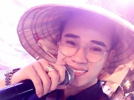 Chàng trai đại náo phố Tây Bùi Viện khi 'được người yêu nhờ ông mai' tỏ tình hộ