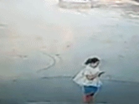 Dán mắt vào điện thoại, cô gái trẻ bị ô tô hất văng 20m, tử vong tại chỗ