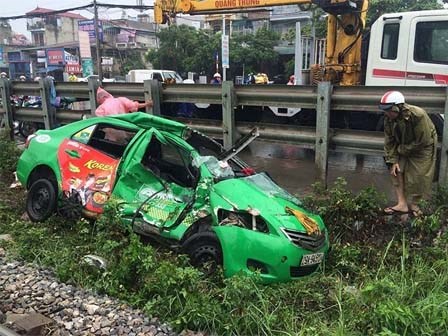 Hà Nội: Tàu hỏa kéo lê taxi, tài xế nguy kịch