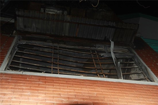 Gia đình đi nghỉ mát, nhà 3 tầng cháy rừng rực trong đêm